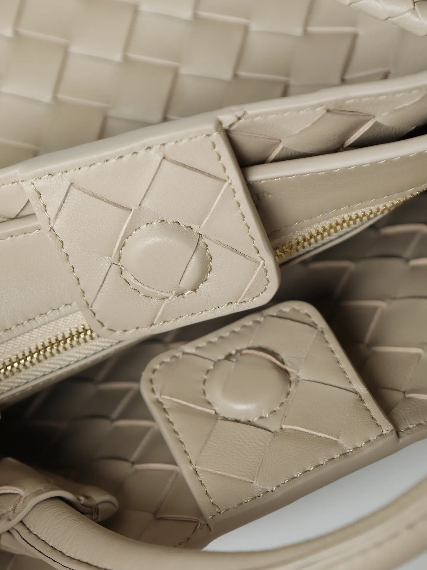 1300. Andiamo is shipping‼ ️Really popular🔥The new Andiamo woven handbag launched by Bottega Veneta this season is really popular all over the world! ! Celebrities at home and abroad have worn it, and Oscar-winning actress Michelle Yeoh has taken it out on the street. Song Jia, Trai Yala, Yu Feihong, Sanji Ayaka, Rosie Hunting-Whiteley, Yoshioka Riho, etc. have all worn this bag. It is classic and versatile and shows off your temperament, and the bag capacity is also large, which is very convenient for daily commuting! ! A variety of carrying methods, the shoulder straps can be adjusted by yourself, the original lambskin feels soft and delicate, and the unisex style breaks the gender boundaries and brings a more practical and long-lasting use experience. Andiamo, which has both elegant and casual styles, perfectly interprets the true appearance of "fashionable old money style". Style number: 766014 Size: 25*22*10.5cm